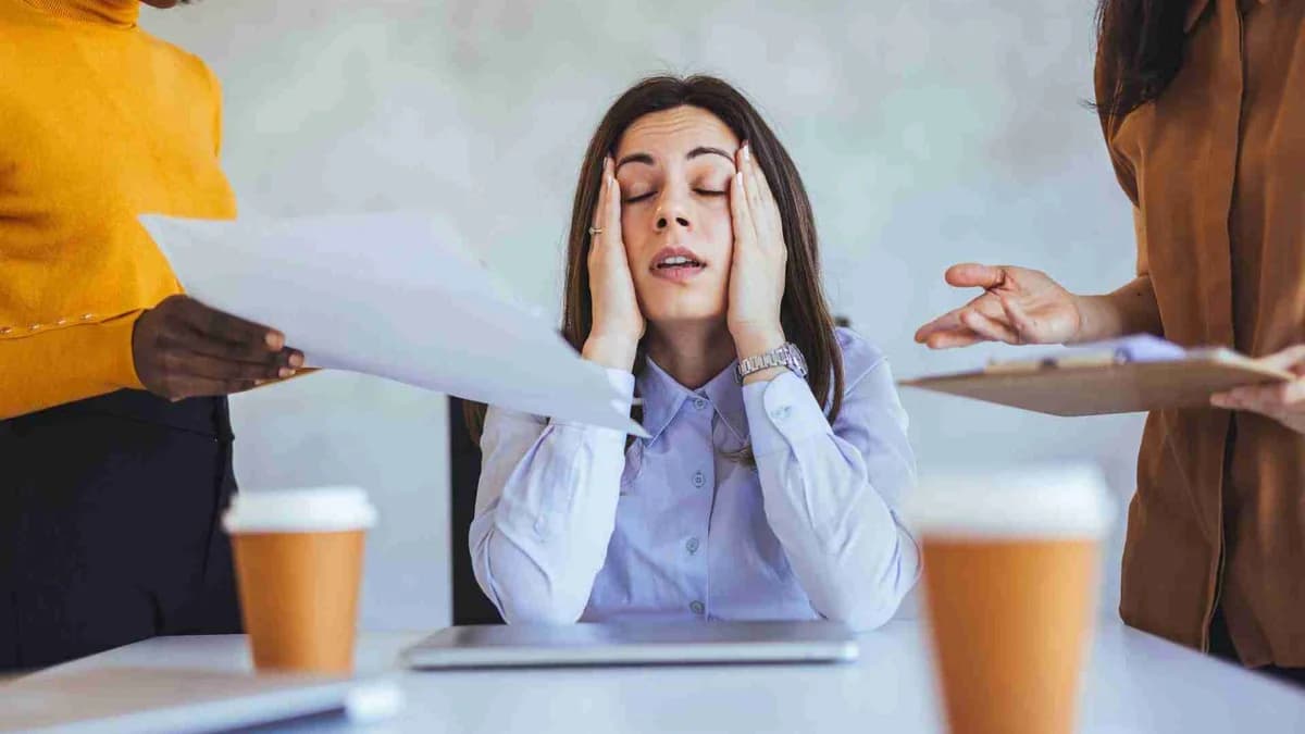 Choque generacional en la oficina: La Generación Z está agotando y haciendo renunciar a los jefes