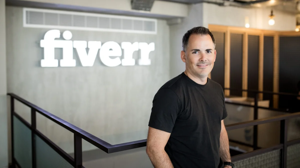 «La IA puede potenciarte o reemplazarte»: El mensaje del CEO de Fiverr a sus empleados (y sus consejos para tener éxito)