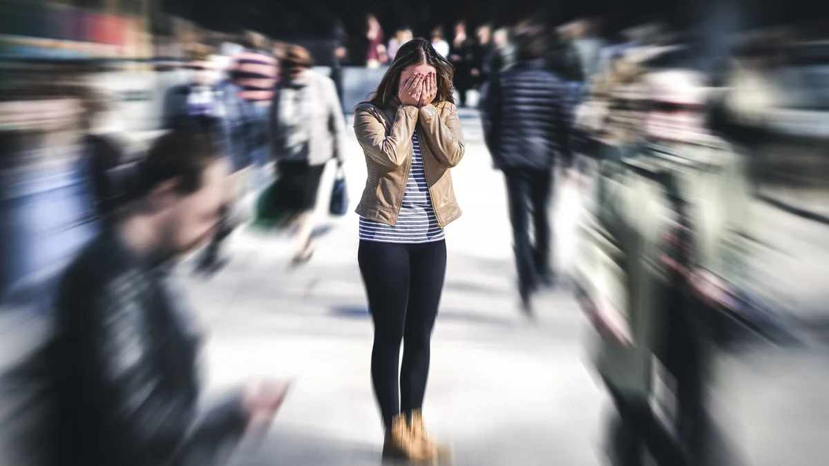 Un día de trabajo perdido por semana: Empleados millennials y Gen Z sufren el impacto de la salud mental